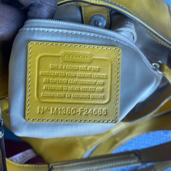 Gorgeous Coach leather sunshine yellow handbag - Picture 7 of 11